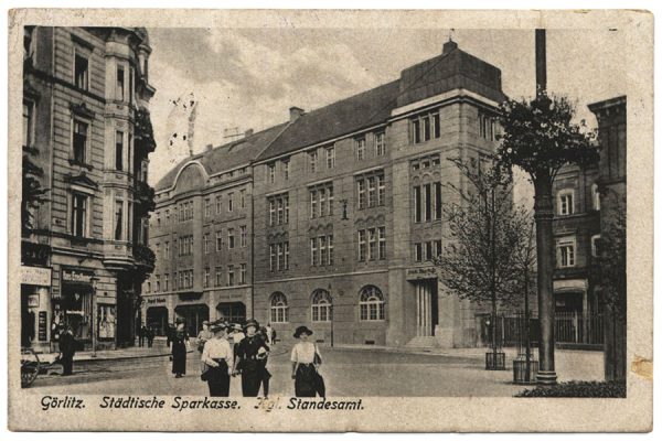 Ansichtskarte mit Sitz der am 6. Februar 1851 eröffneten Stadtsparkasse Görlitz, um 1920; Historisches Archiv des Ostdeutschen Sparkassenverbandes. Heute befindet sich in der Berliner Straße 64 ein Beratungscenter der Sparkasse Oberlausitz-Niederschlesien.