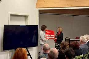 Schatzmeisterin Kathleen Kreisel und Leiterin Private Banking Ilona Thiele