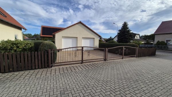Einfahrt & Doppelgarage